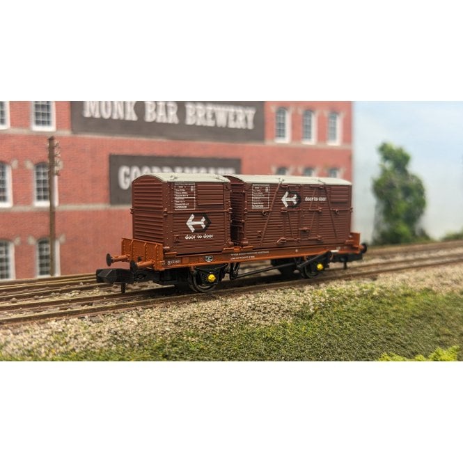 Rapido UK BR 'Conflat P' B933601 (with bauxite containers)