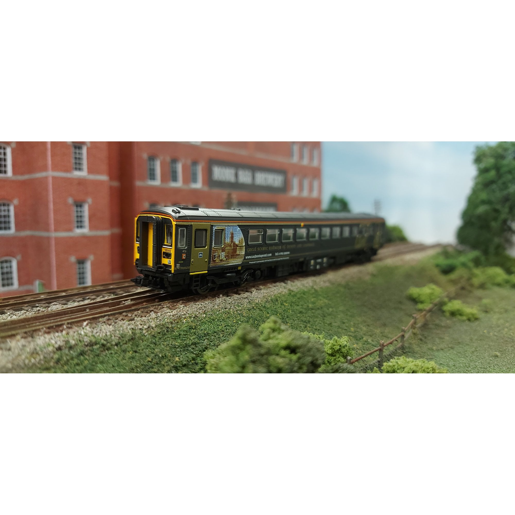 Dapol 2D-020-003 Class 153 No 153302 Wessex Trains Black/Gold