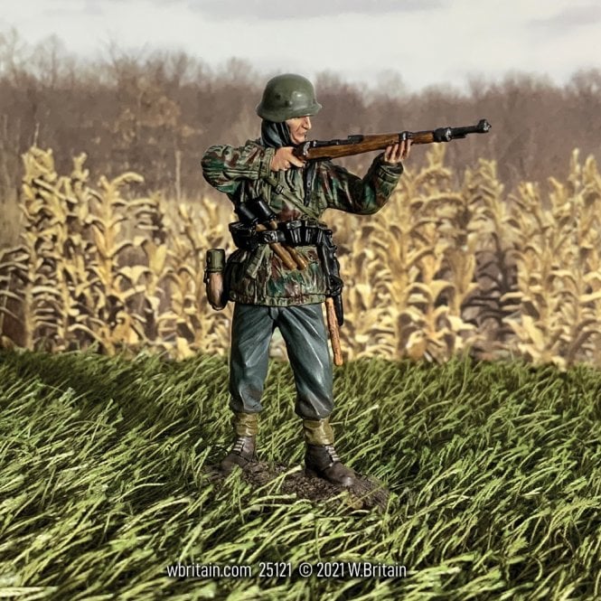 W.Britain German Grenadier in Parka Standing Firing K98, 1943-45