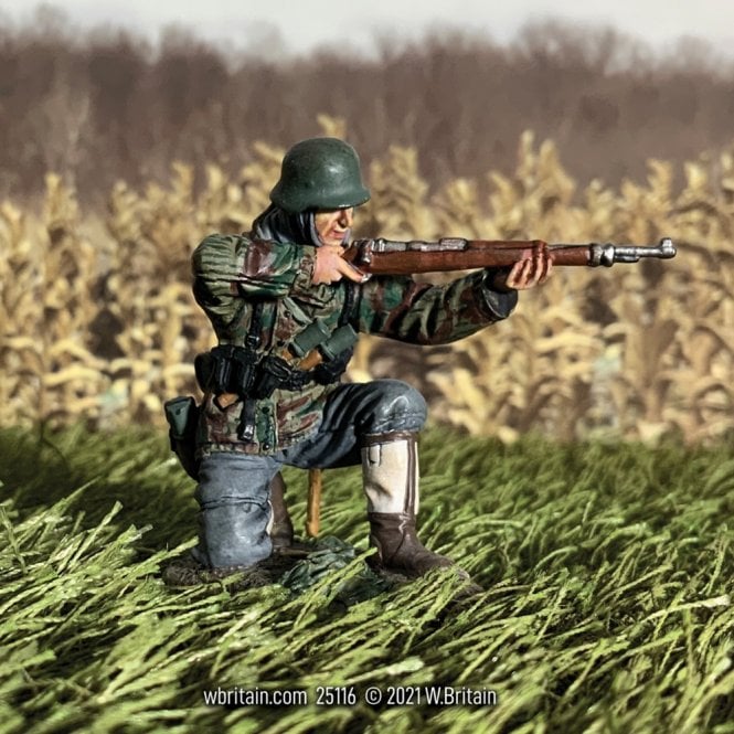 W.Britain German Grenadier Kneeling in Parka Firing K98 1943-45