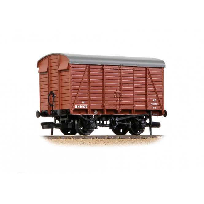 Bachmann SR 12T Even Planked Ventilated Van BR Bauxite (Early) S49107