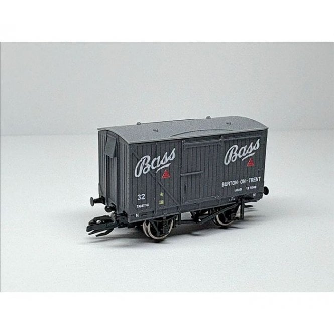 Peco TT Gauge - LMS/BR 9ft WB Van – BASS Brewery No.32