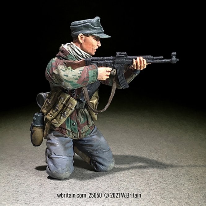 W.Britain Volksgrenadier in Parka kneeling w/Stg44 (1:30)