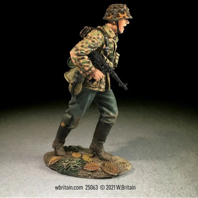 W.Britain Waffen SS Advancing with MP 40 (1:30)