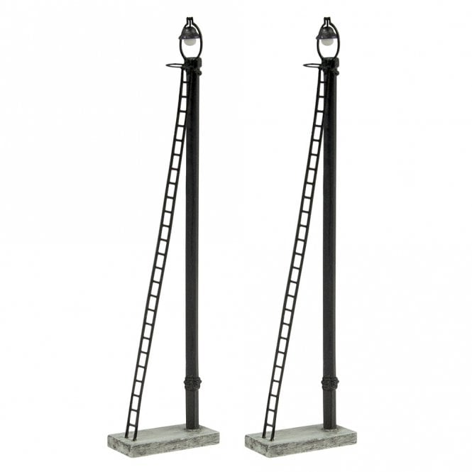 Scenecraft Wooden Post Yard Lamps (x2) (N)