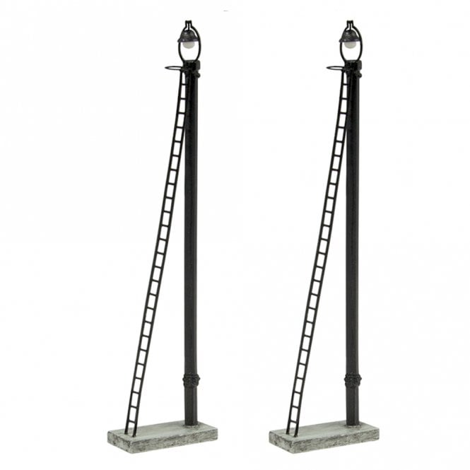 Scenecraft Wooden Post Yard Lamps (x2) (OO)